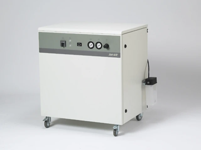 Jun-Air-sin-serie-med-kompressorer-montert-i-kabinett-Stillegaaende-og-medisinsk-luft