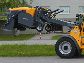 collectingsweeper650_w665_emptying_the_sweeper